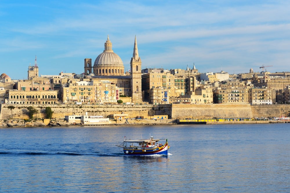 Turistbåd i vandet ved Malta